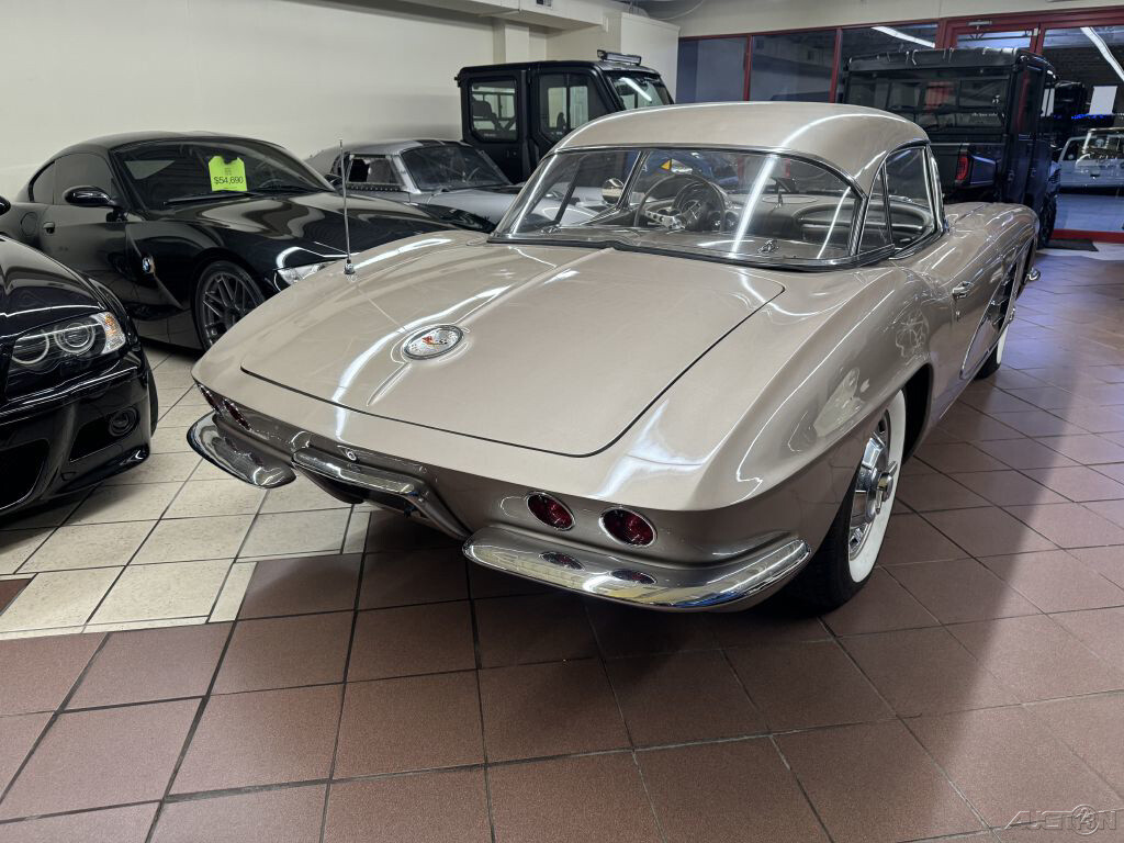 Chevrolet-Corvette-1961-11