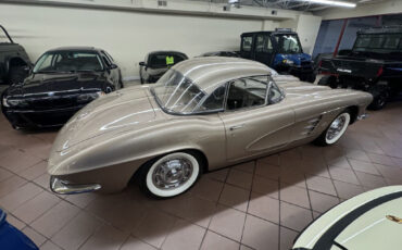 Chevrolet-Corvette-1961-12