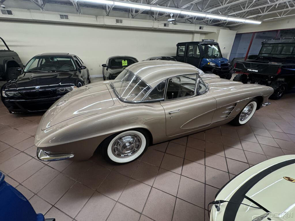 Chevrolet-Corvette-1961-12