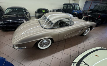 Chevrolet-Corvette-1961-13