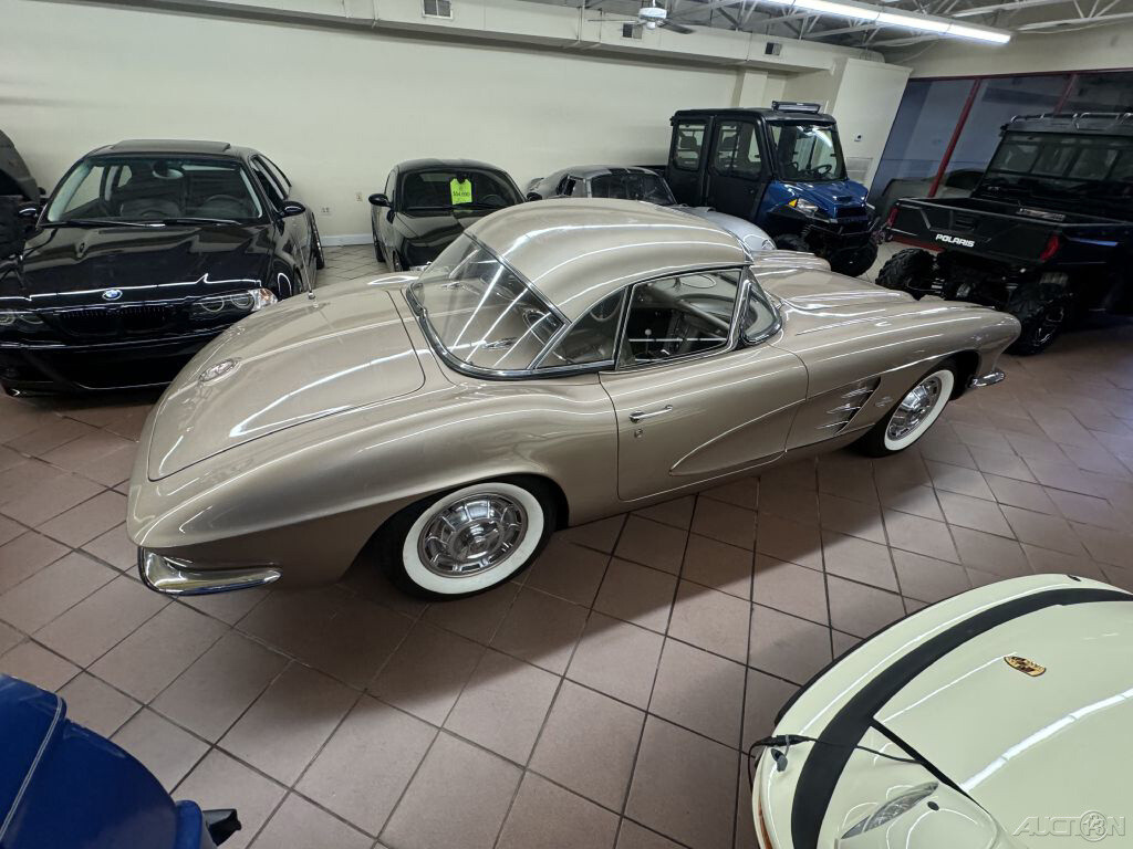Chevrolet-Corvette-1961-13