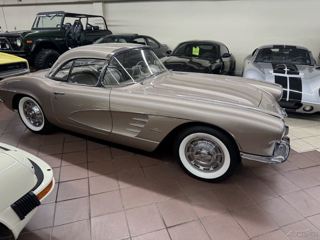 Chevrolet-Corvette-1961-14