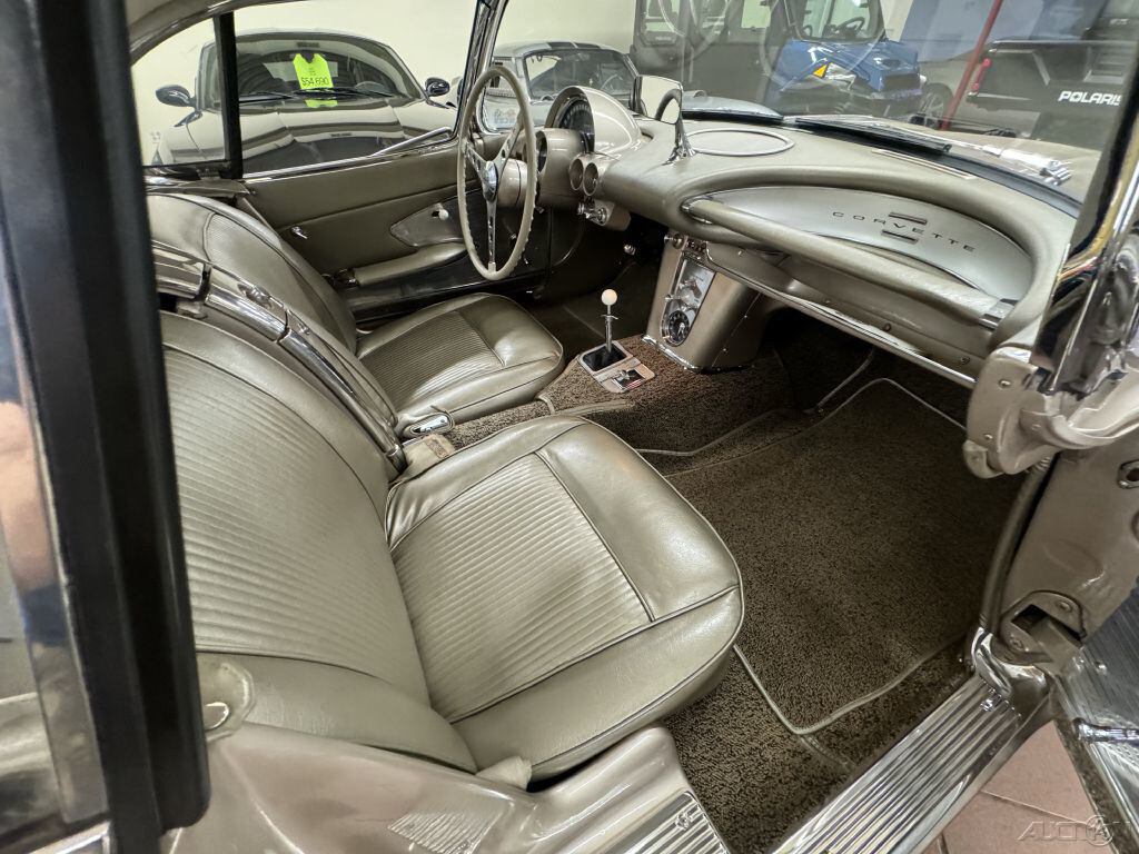 Chevrolet-Corvette-1961-17