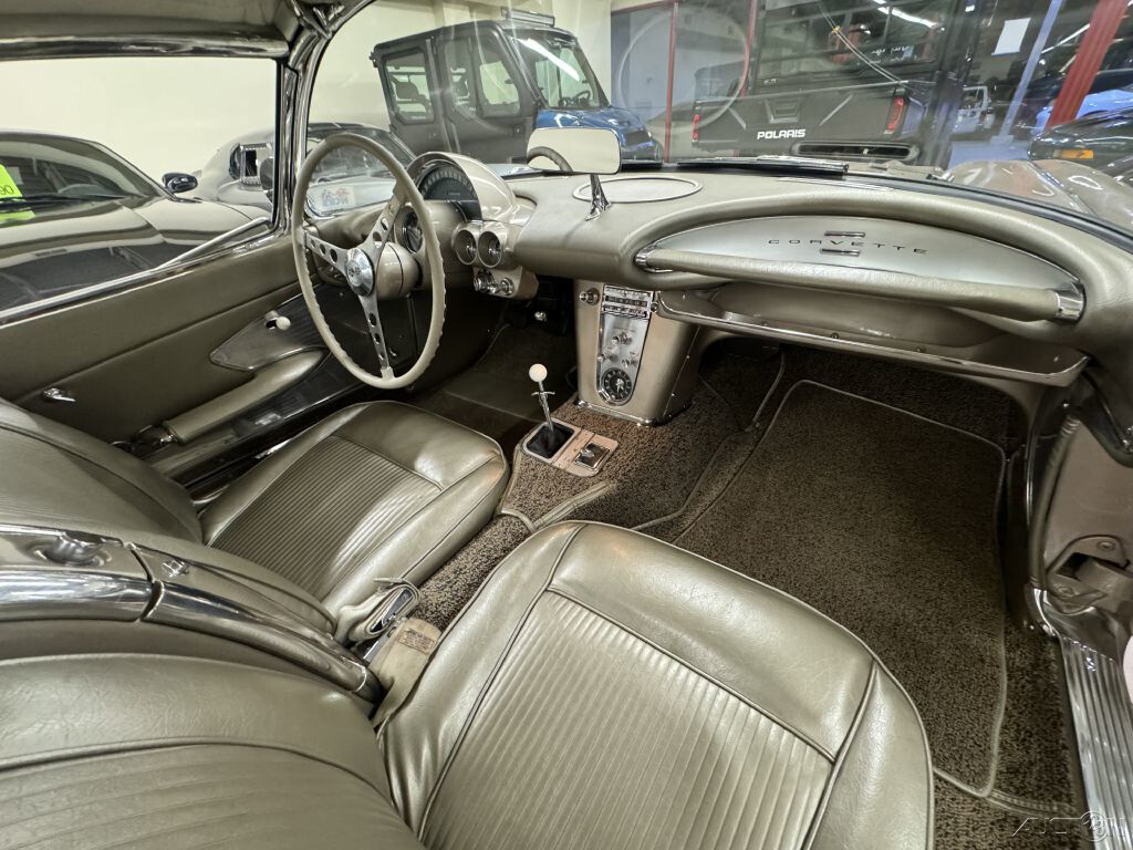 Chevrolet-Corvette-1961-19
