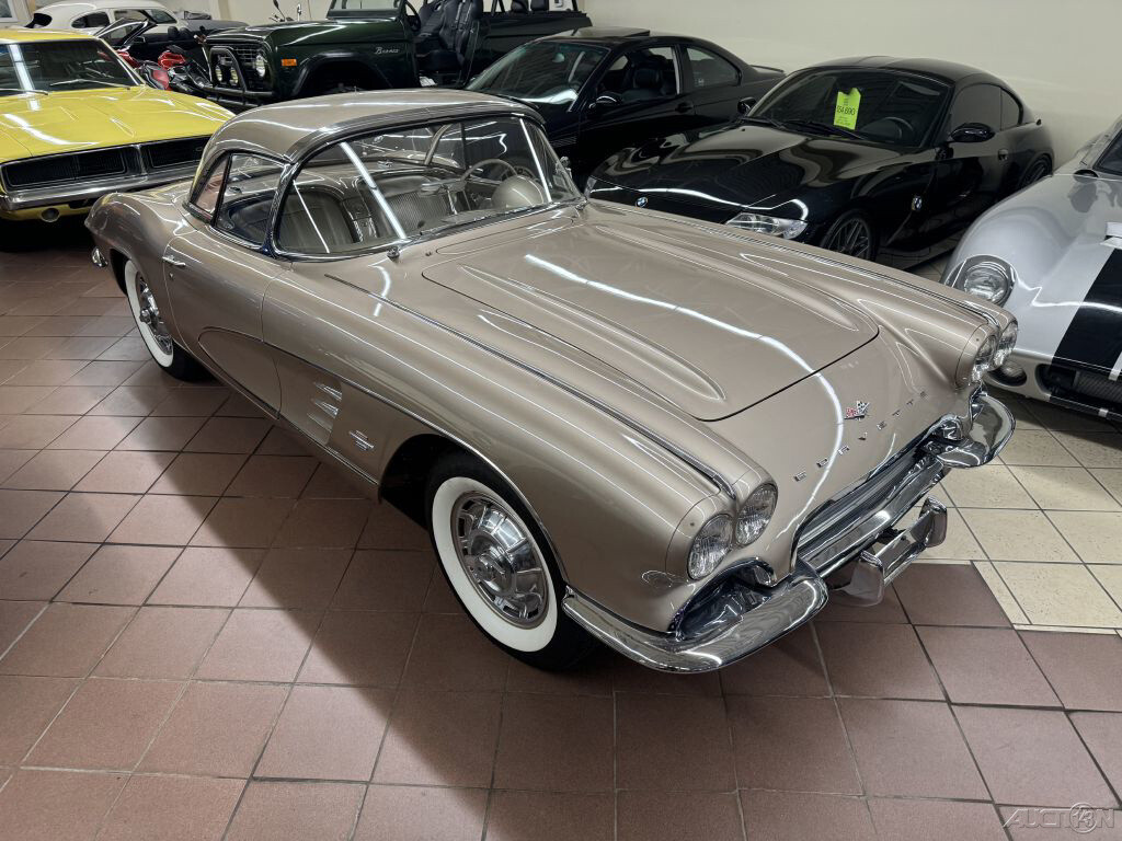 Chevrolet-Corvette-1961-2
