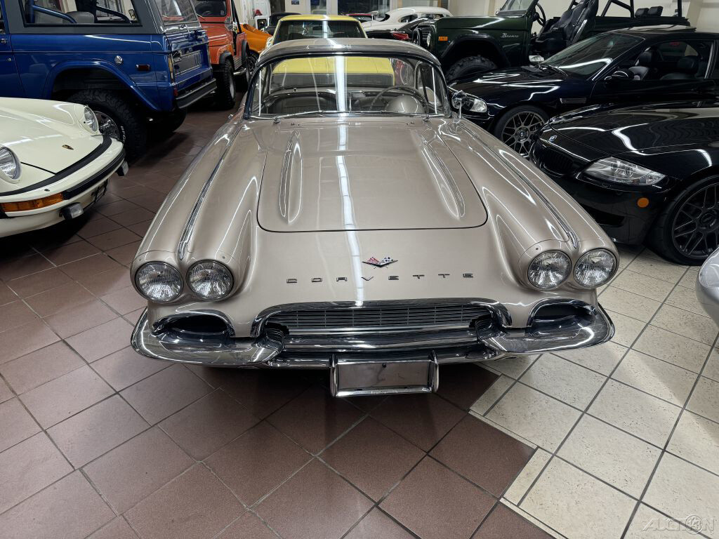 Chevrolet-Corvette-1961-3