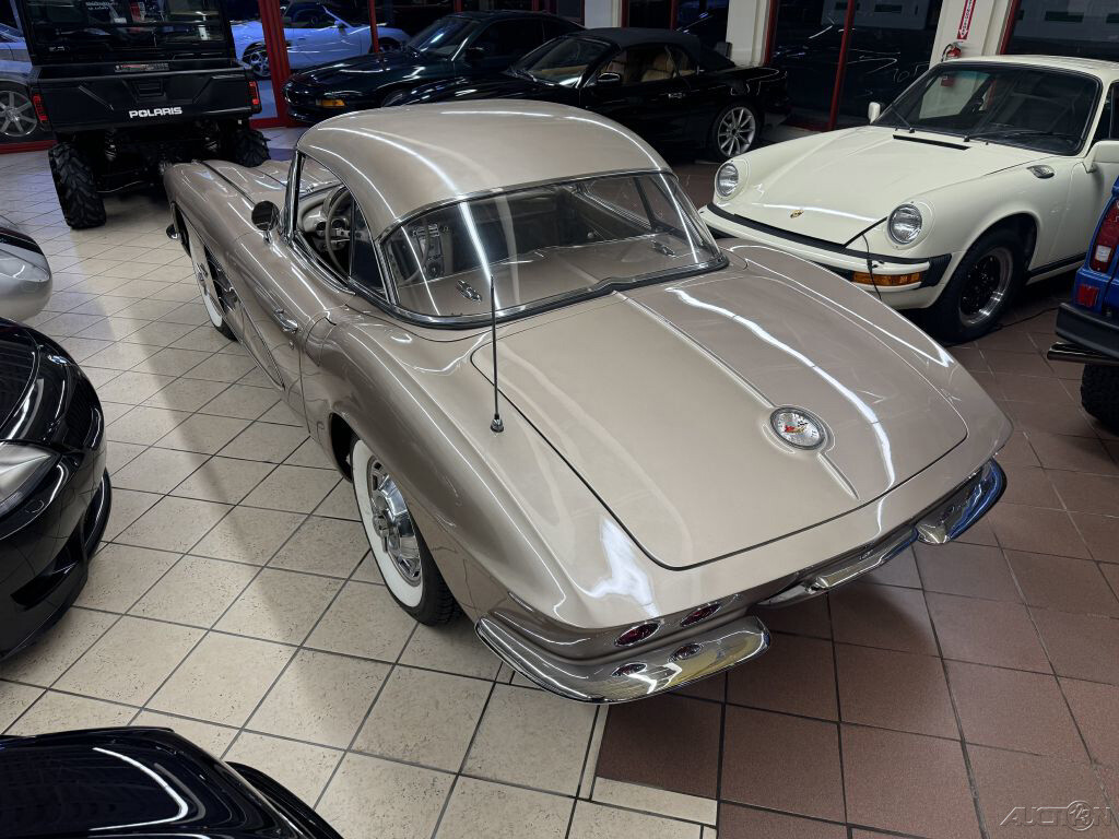 Chevrolet-Corvette-1961-7