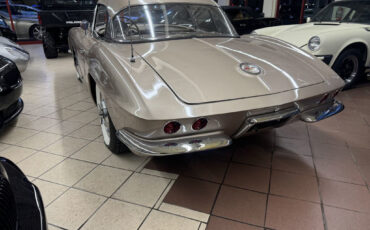 Chevrolet-Corvette-1961-8