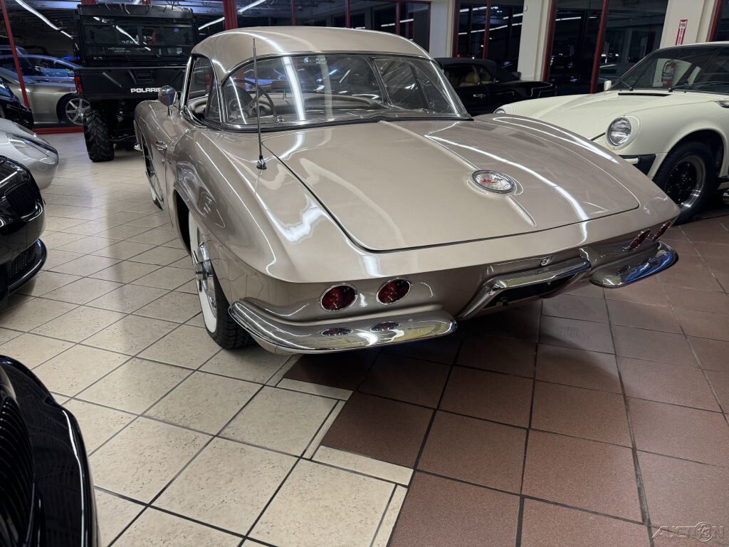 Chevrolet-Corvette-1961-8