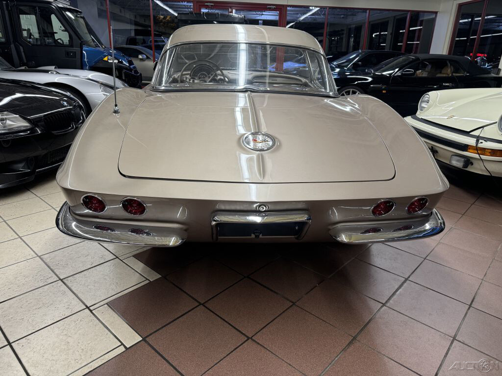 Chevrolet-Corvette-1961-9