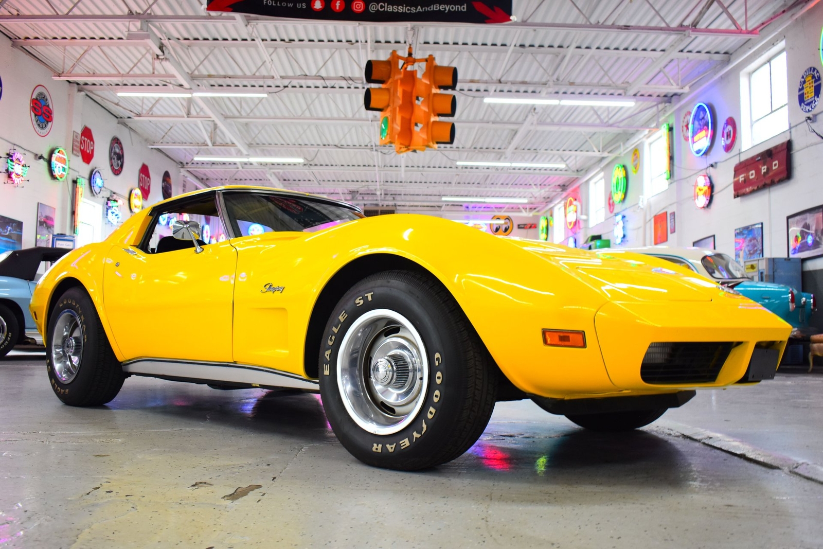 Chevrolet-Corvette-1974-Coupe-2
