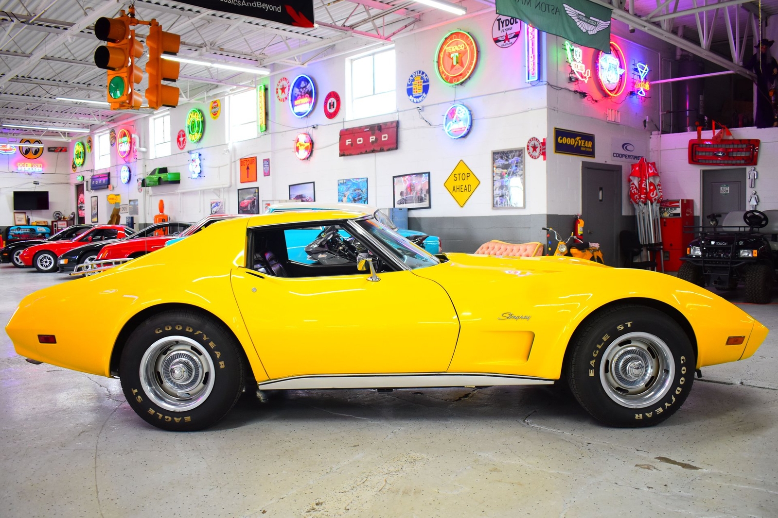 Chevrolet-Corvette-1974-Coupe-3