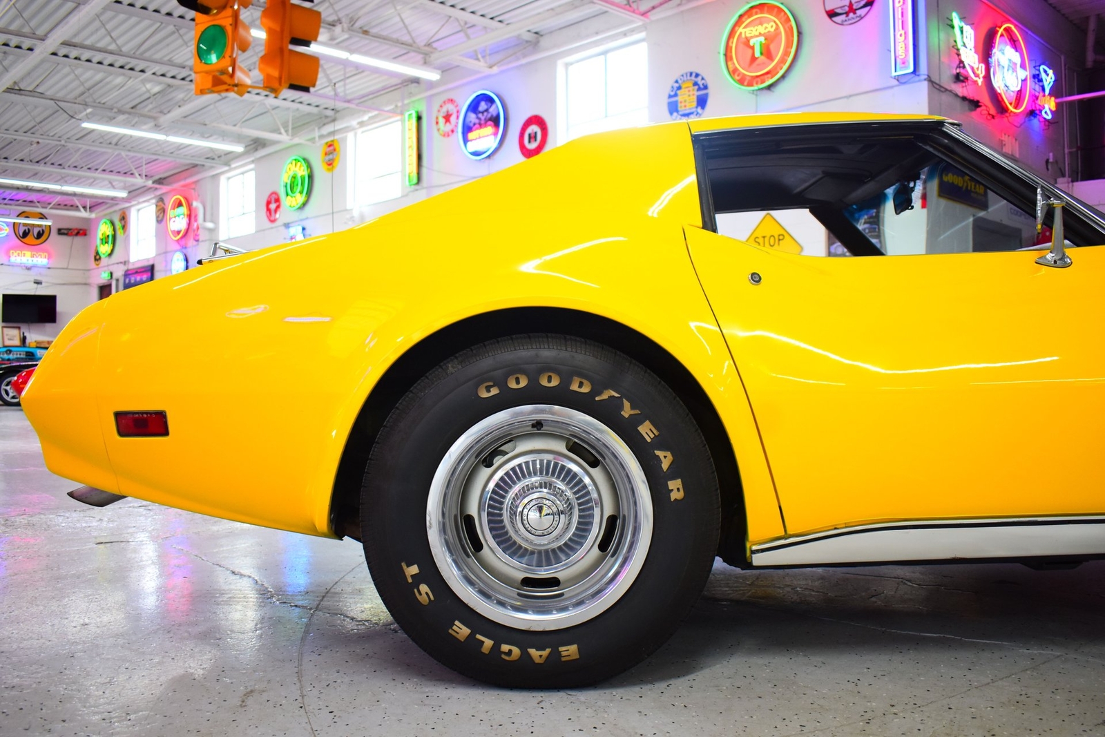 Chevrolet-Corvette-1974-Coupe-7
