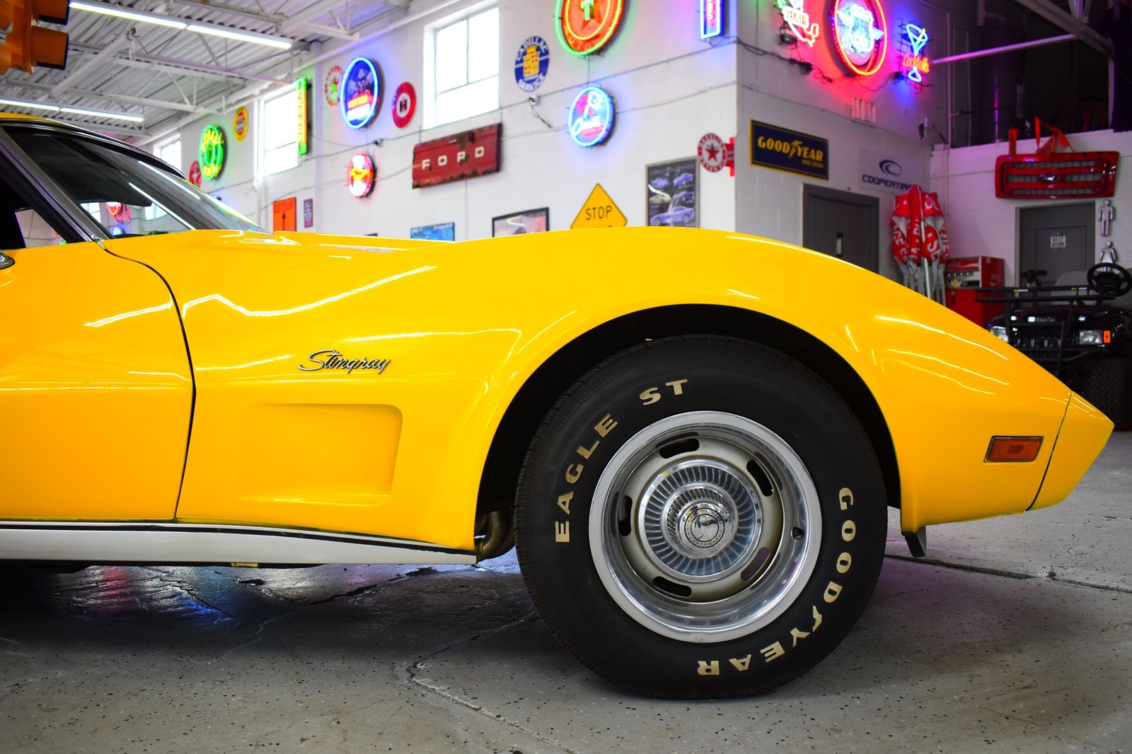 Chevrolet-Corvette-1974-Coupe-9