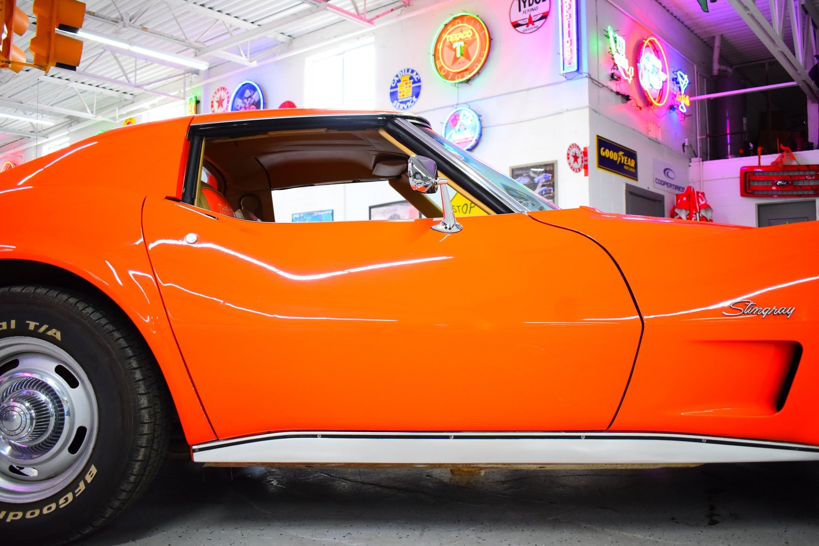 Chevrolet-Corvette-1976-Other-8