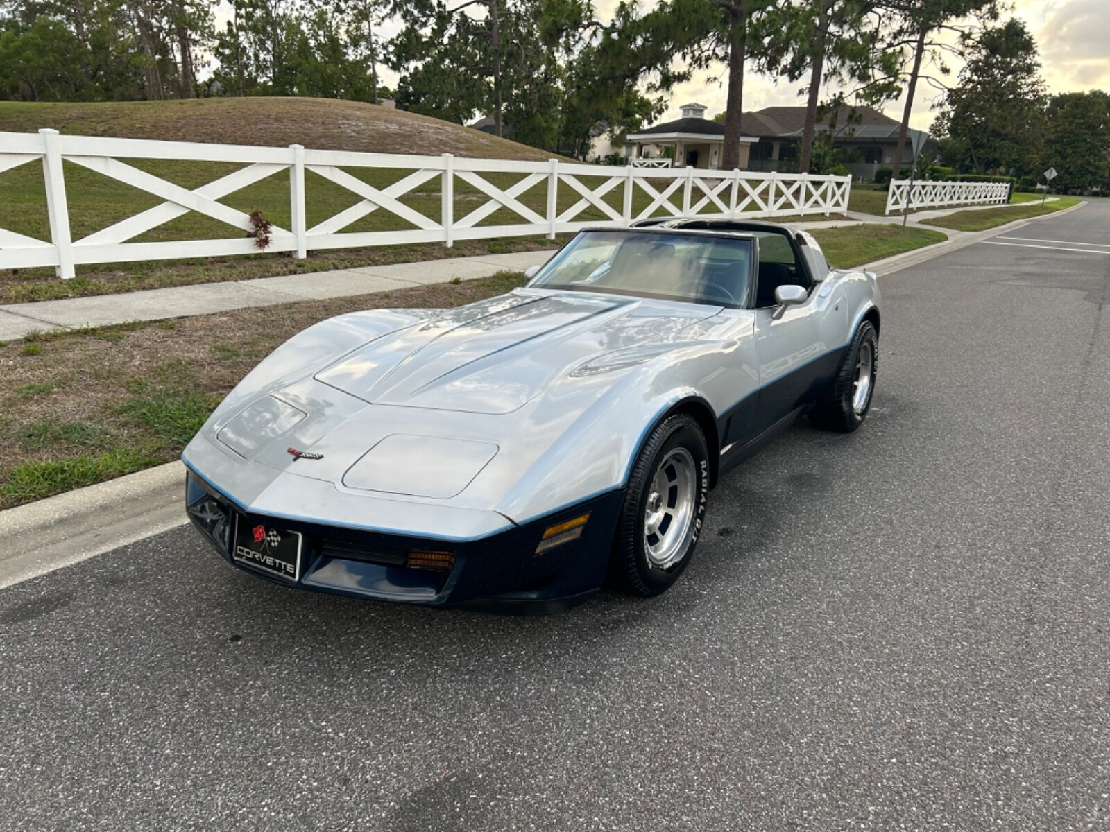 Chevrolet-Corvette-1981-Coupe-1