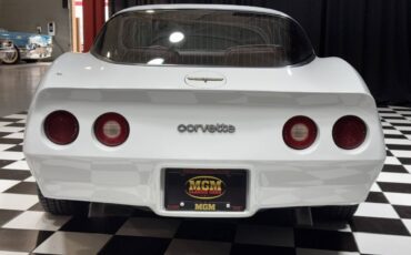 Chevrolet-Corvette-1981-Coupe-11