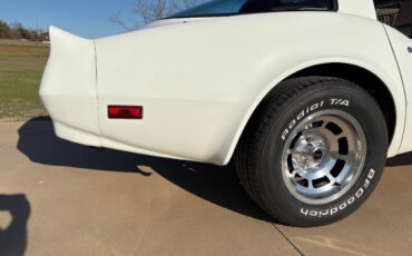 Chevrolet-Corvette-1981-Coupe-15