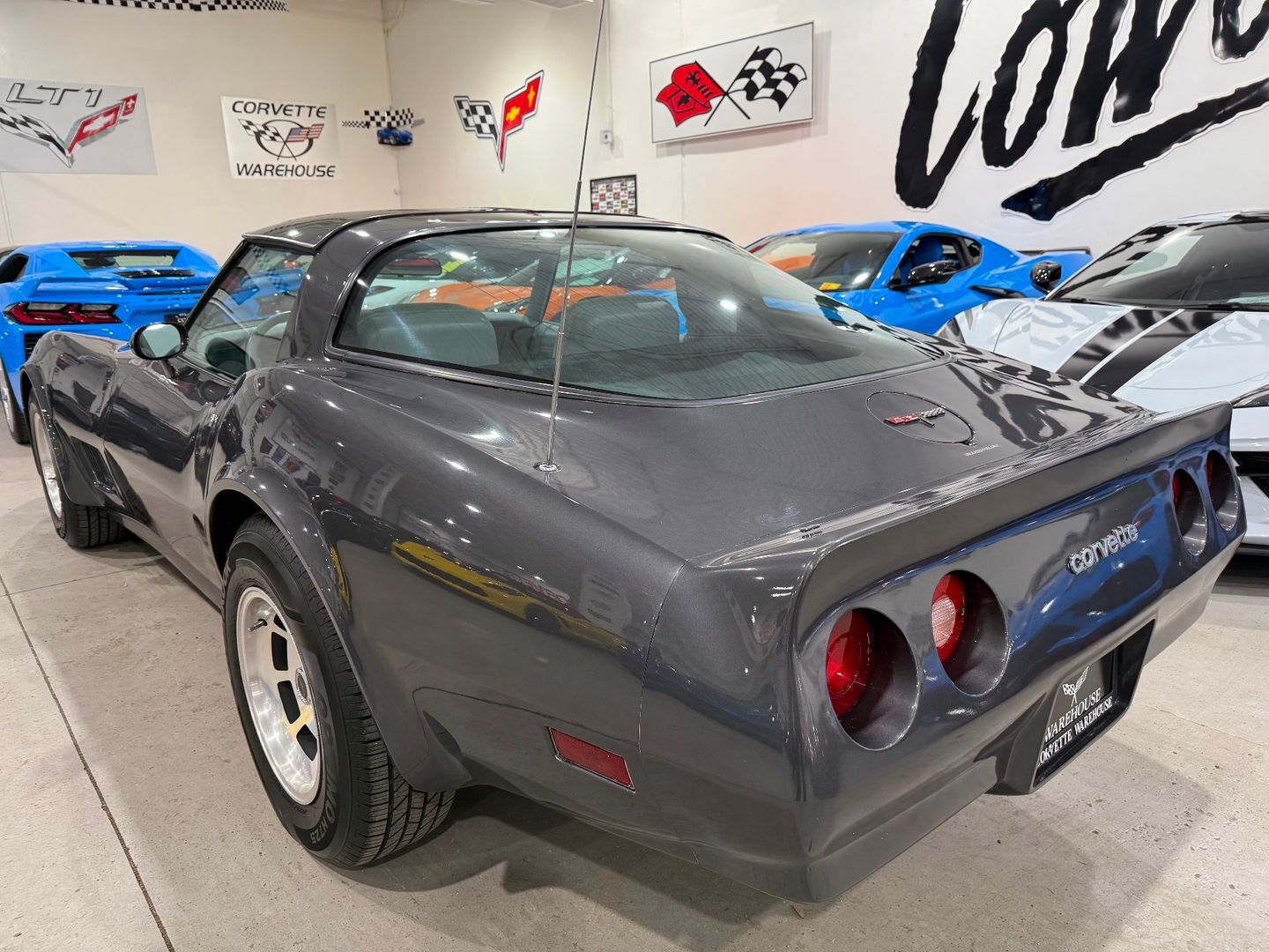 Chevrolet-Corvette-1981-Coupe-2