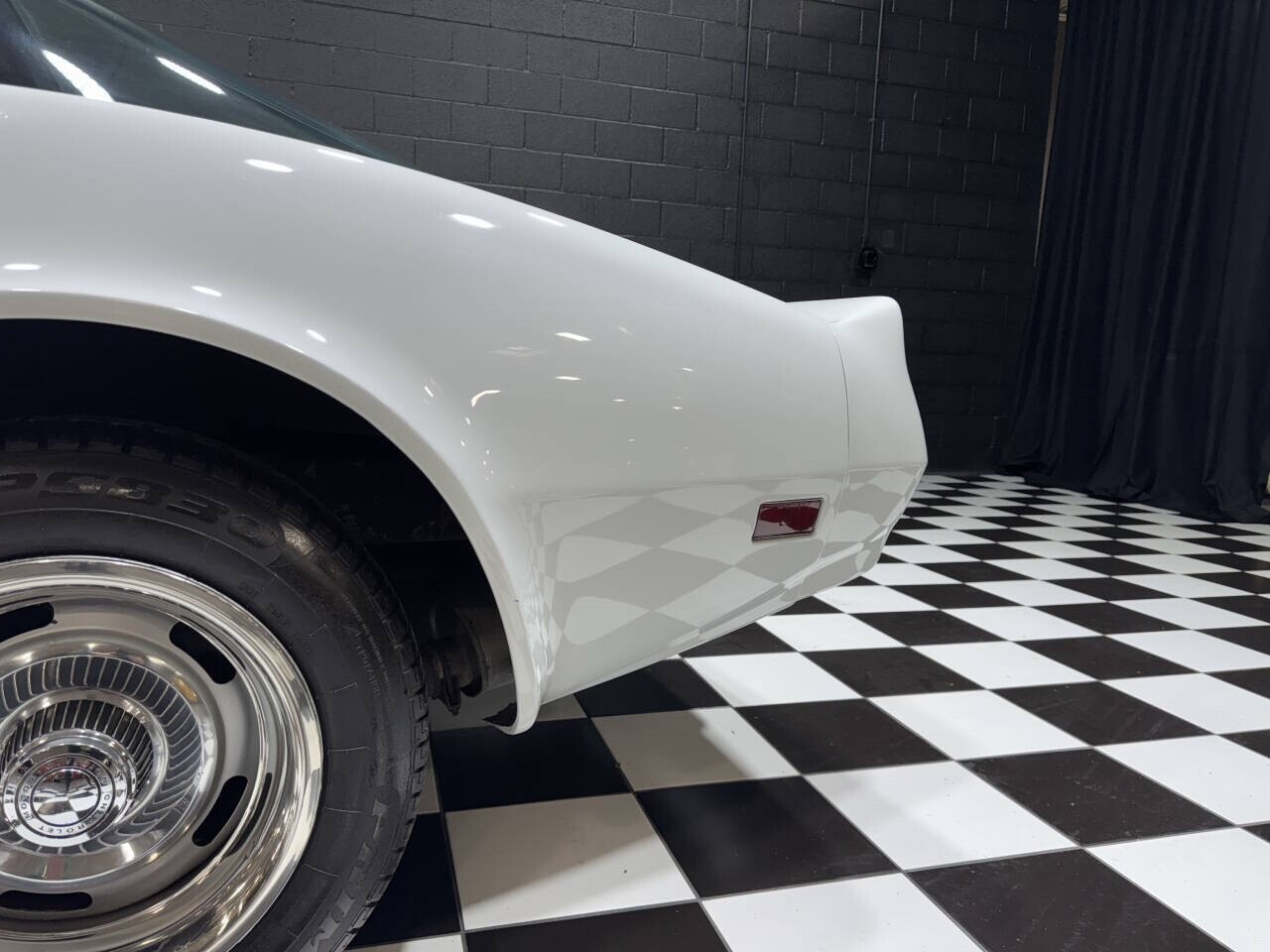 Chevrolet-Corvette-1981-Coupe-27