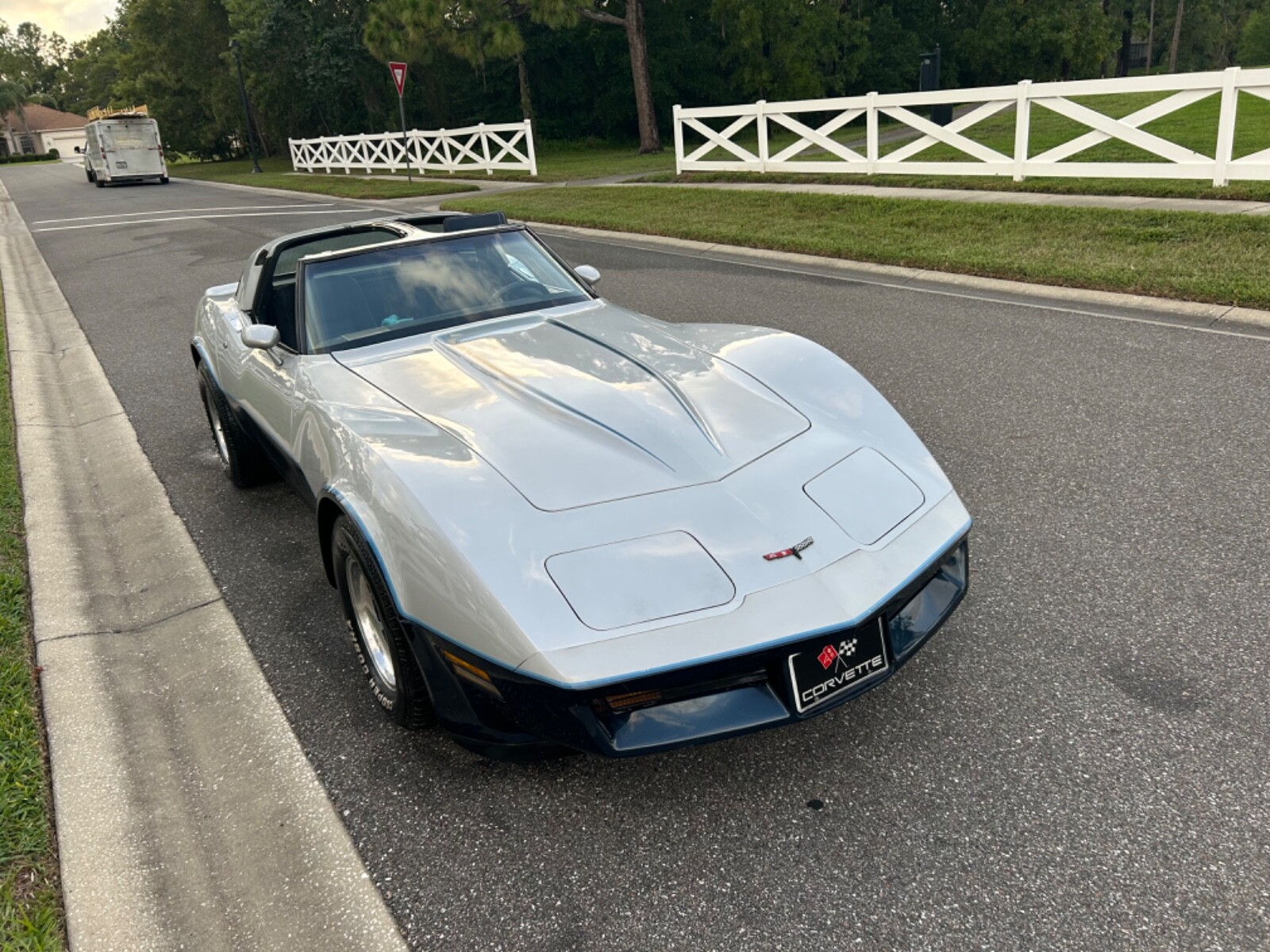 Chevrolet-Corvette-1981-Coupe-3
