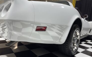 Chevrolet-Corvette-1981-Coupe-32