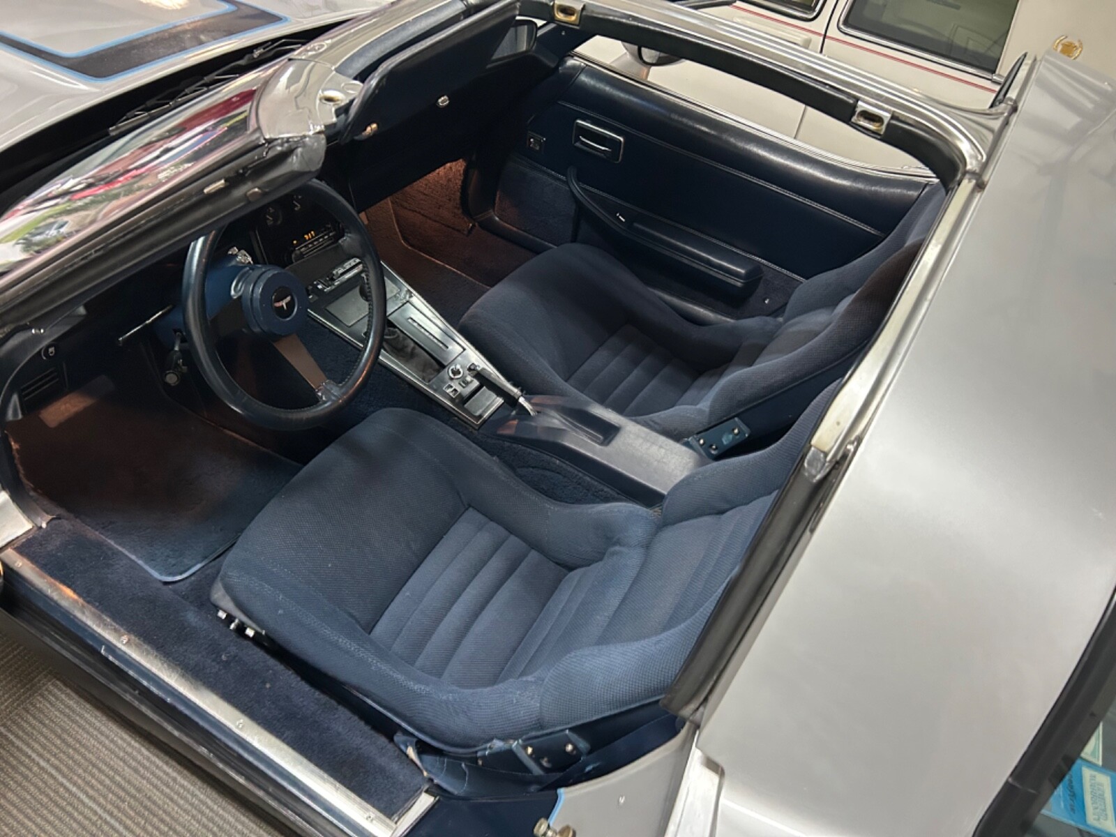 Chevrolet-Corvette-1981-Coupe-32
