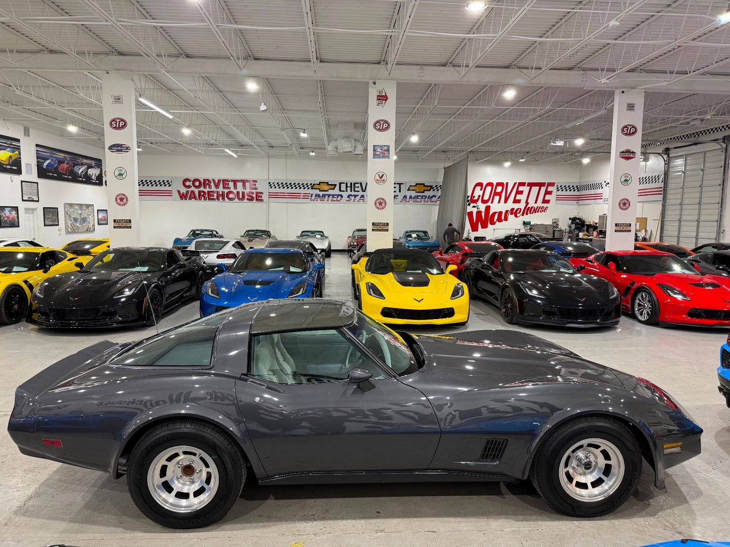 Chevrolet-Corvette-1981-Coupe-4