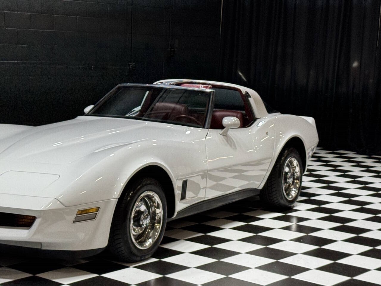 Chevrolet-Corvette-1981-Coupe-7