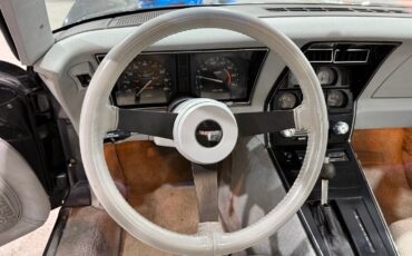 Chevrolet-Corvette-1981-Coupe-8
