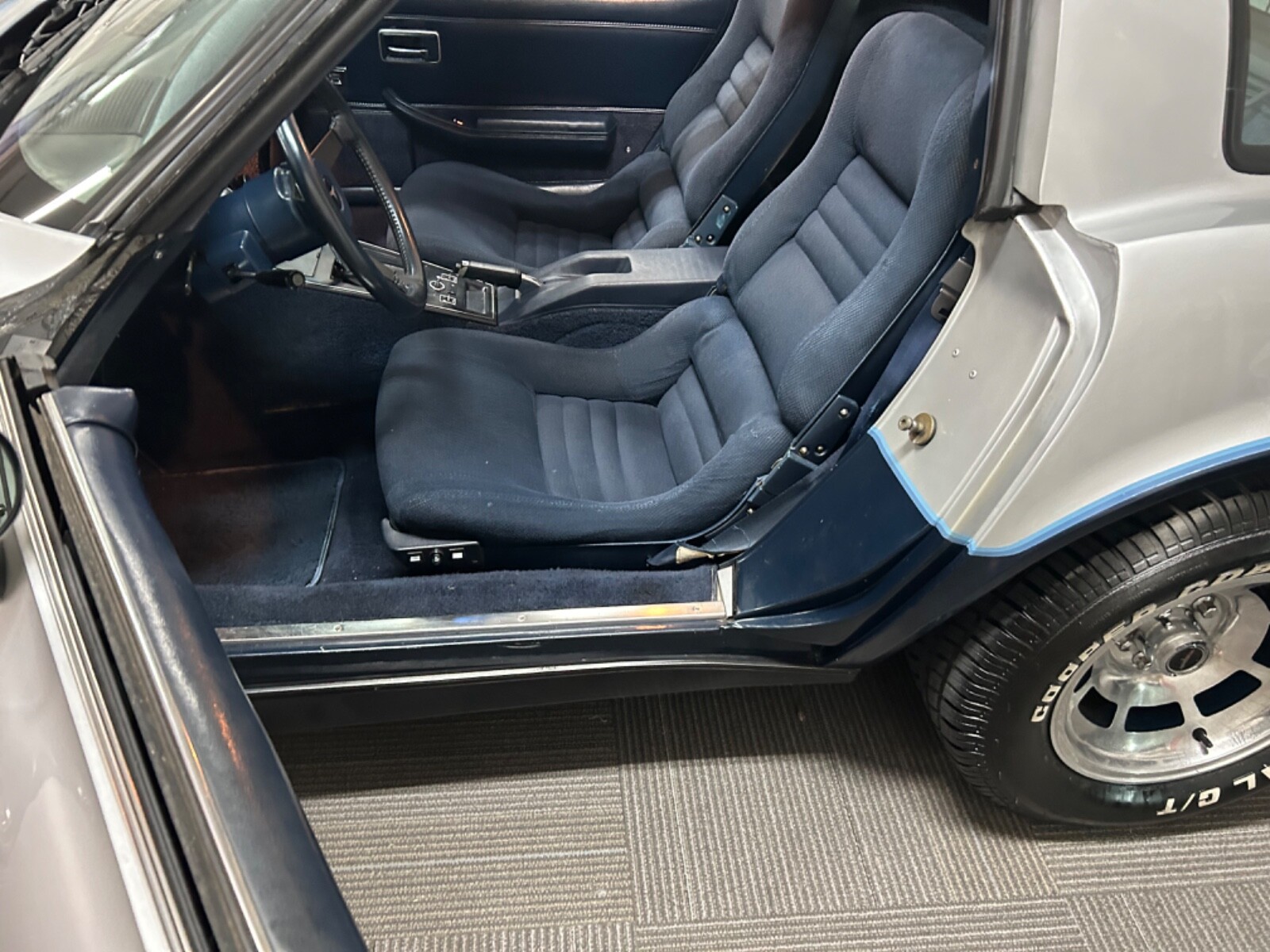 Chevrolet-Corvette-1981-Coupe-8