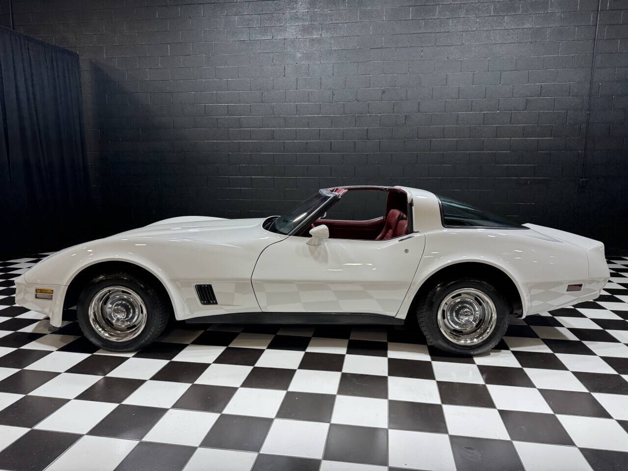 Chevrolet-Corvette-1981-Coupe-9