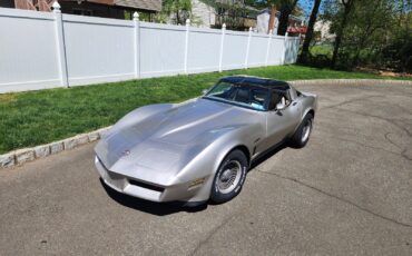Chevrolet-Corvette-1982-2