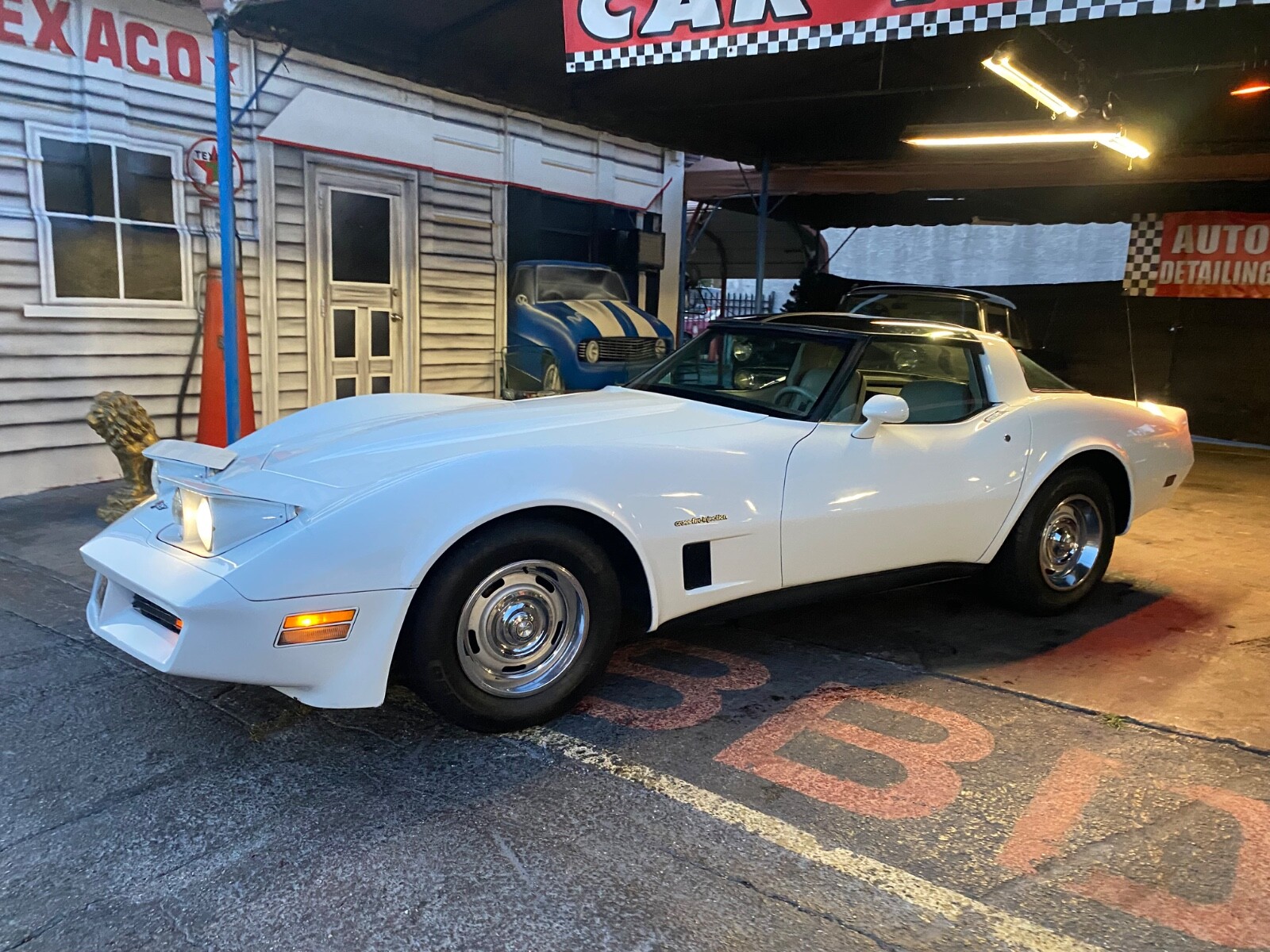 Chevrolet-Corvette-1982-Coupe-1