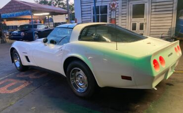 Chevrolet-Corvette-1982-Coupe-11