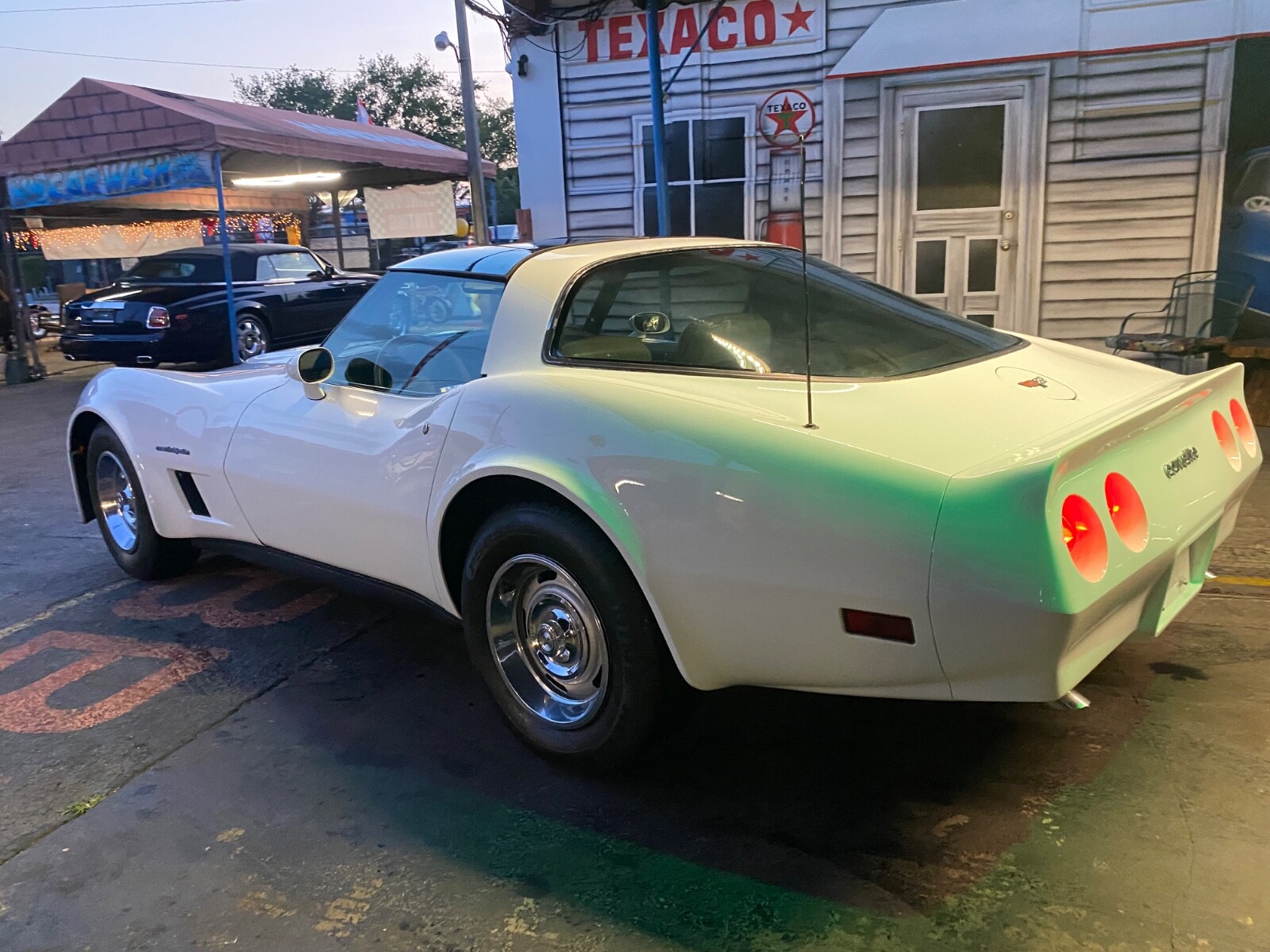 Chevrolet-Corvette-1982-Coupe-11