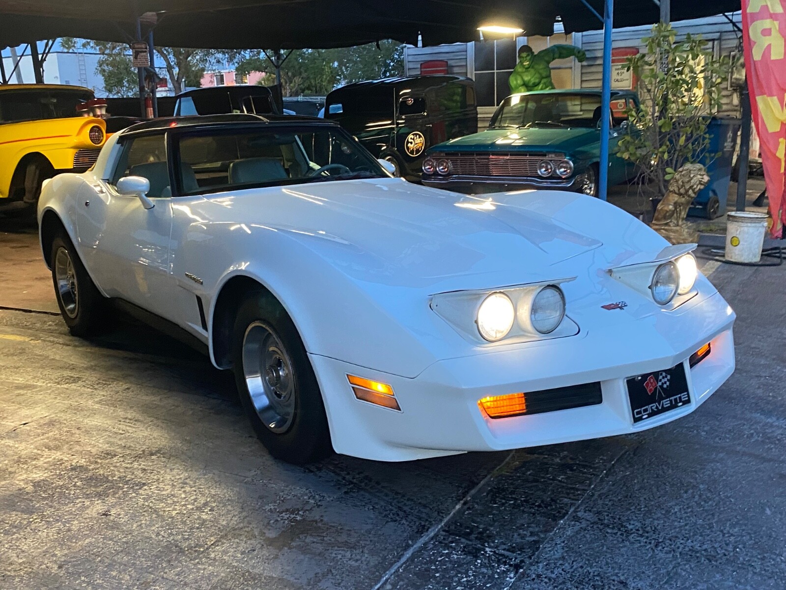 Chevrolet-Corvette-1982-Coupe-14