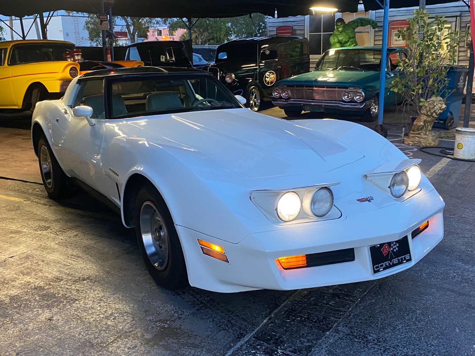 Chevrolet-Corvette-1982-Coupe-15