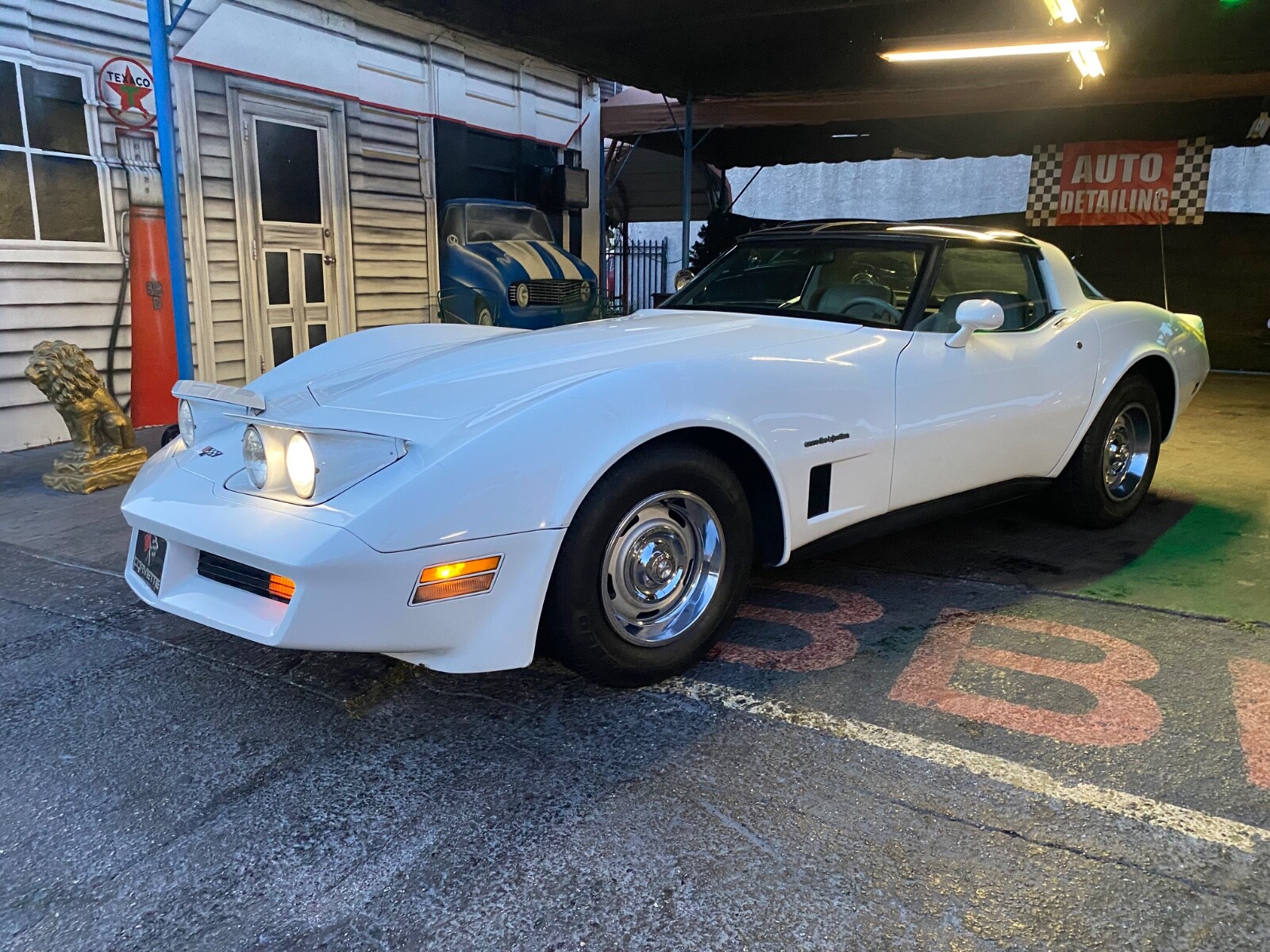 Chevrolet-Corvette-1982-Coupe-17