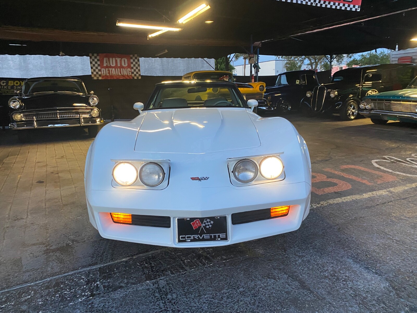 Chevrolet-Corvette-1982-Coupe-19