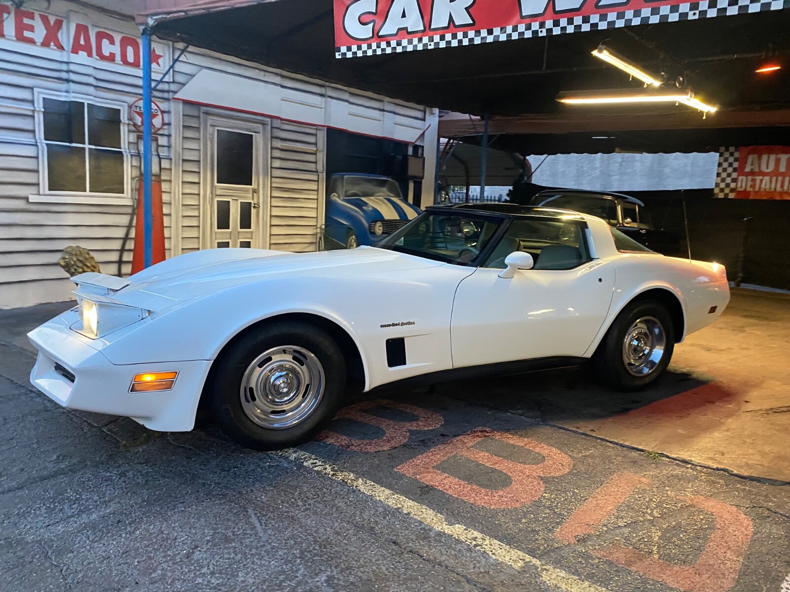 Chevrolet-Corvette-1982-Coupe-2