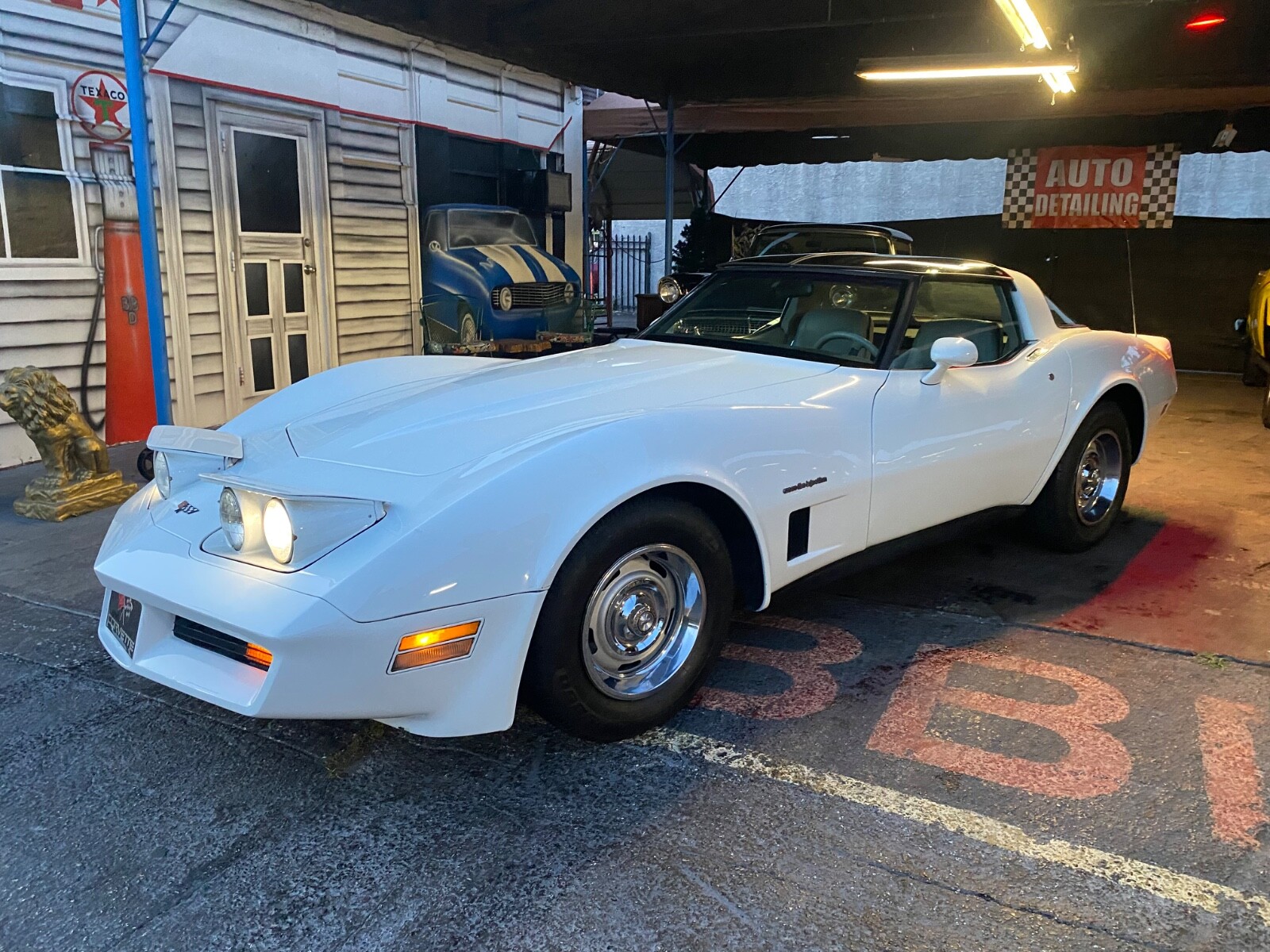 Chevrolet-Corvette-1982-Coupe-21