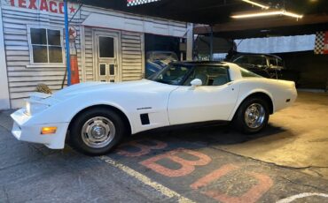 Chevrolet-Corvette-1982-Coupe-3