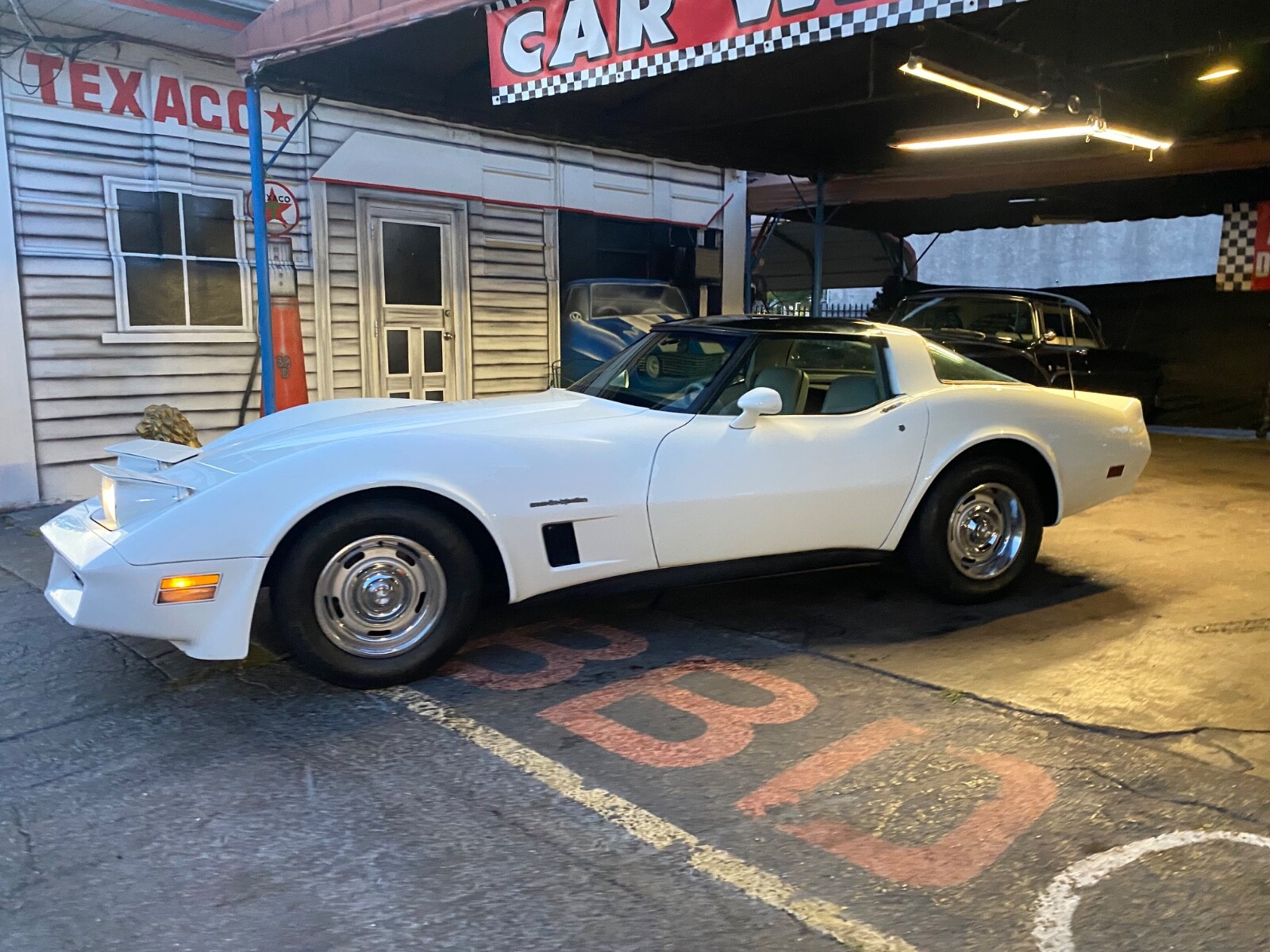 Chevrolet-Corvette-1982-Coupe-3