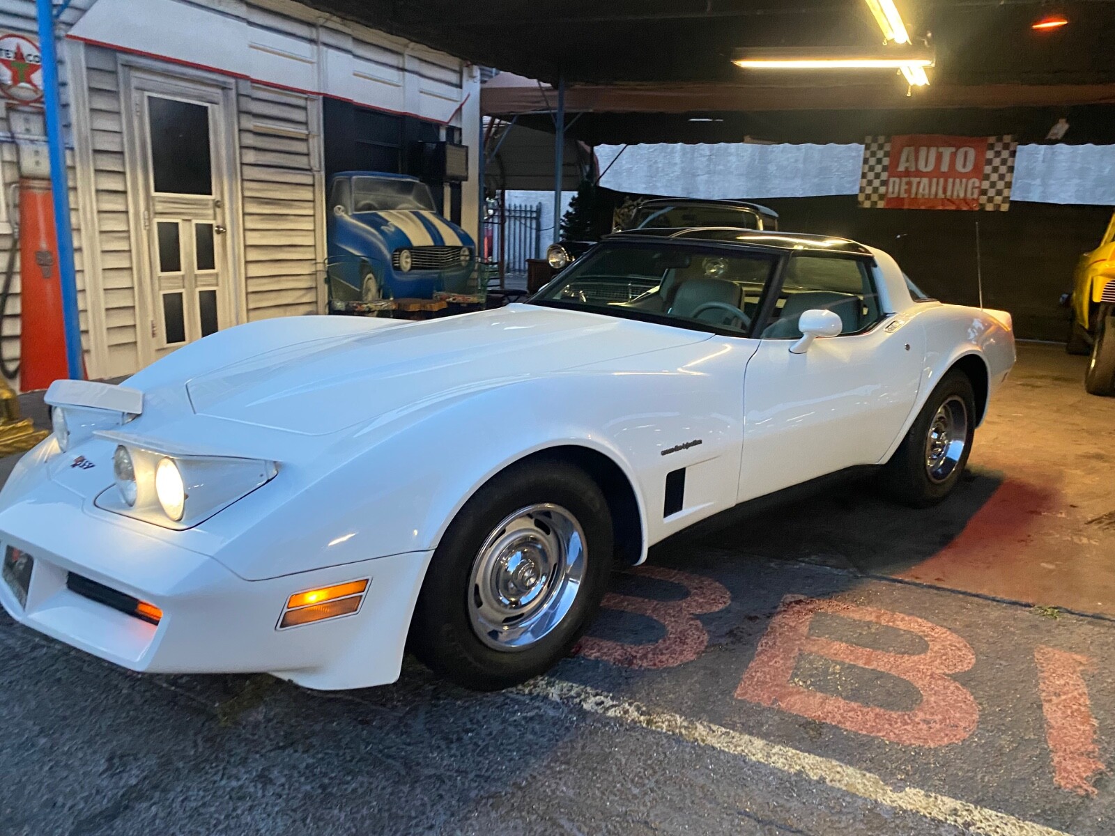 Chevrolet-Corvette-1982-Coupe-4