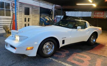 Chevrolet-Corvette-1982-Coupe-5