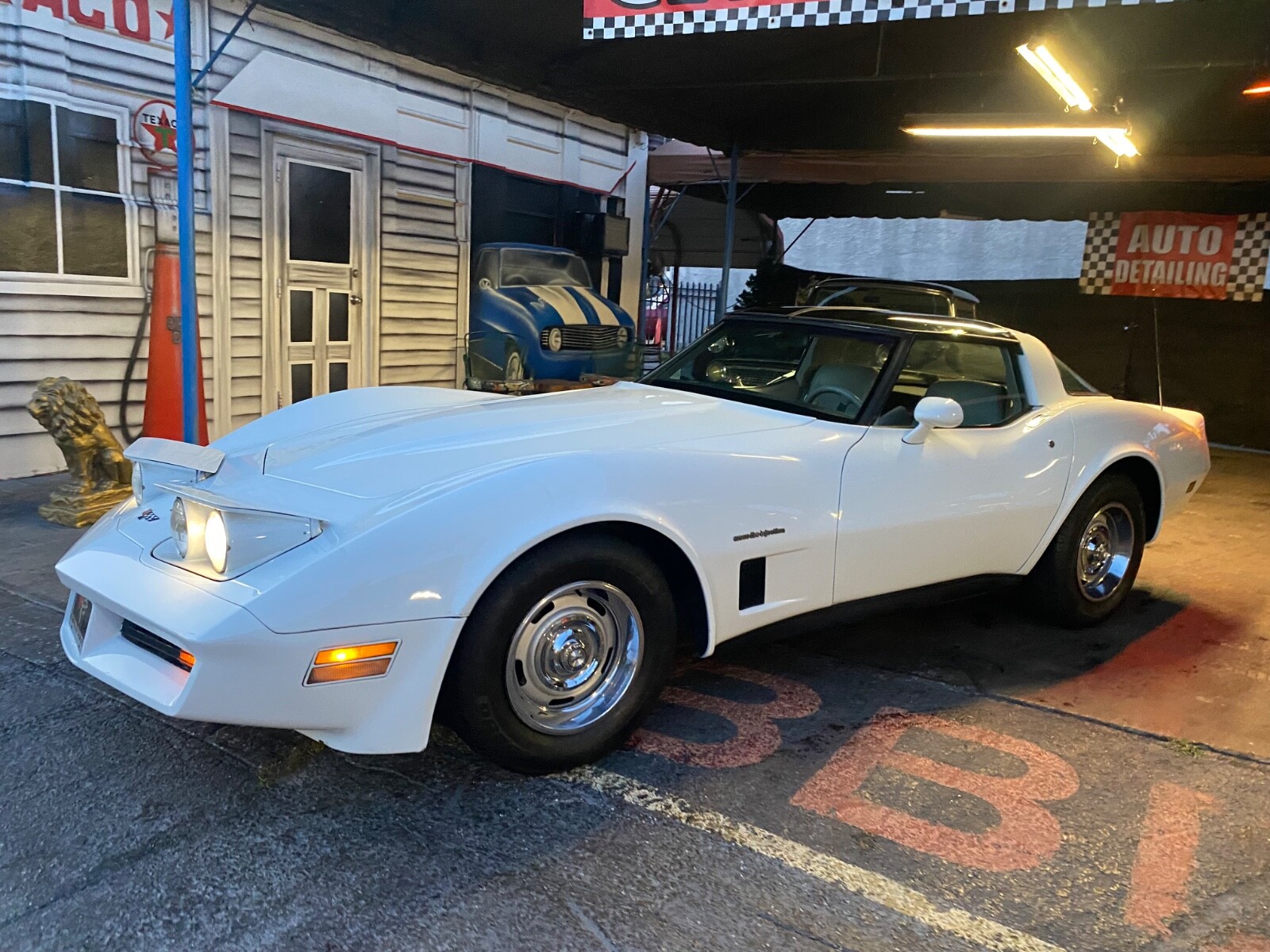 Chevrolet-Corvette-1982-Coupe-5