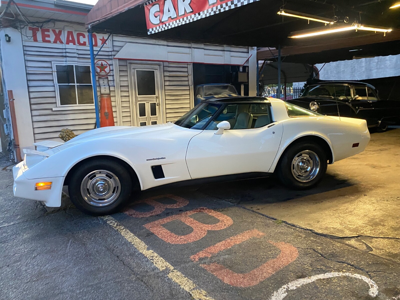 Chevrolet-Corvette-1982-Coupe-8