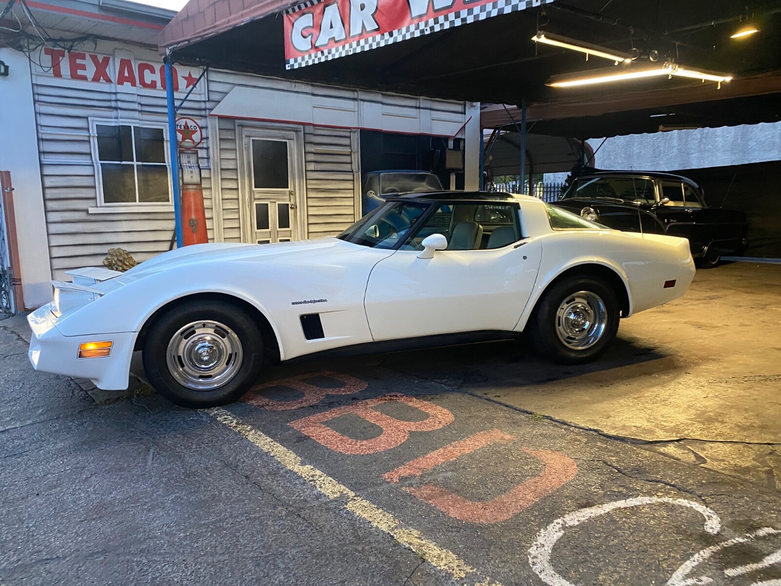 Chevrolet-Corvette-1982-Coupe-9