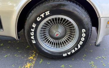 Chevrolet-Corvette-1982-Hatchback-23